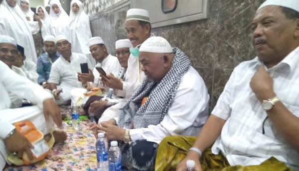 Abu Paya Pasi Salat Ashar Bersama Jamaah Haji Aceh Timur di Mekkah