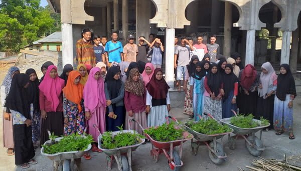 Patut Dicontoh, Muda-Mudi Seuneubok Simpang Hiasi Desa Dengan Celosia