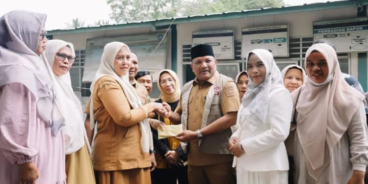 Pastikan PBM LancarBupati Bireuen Tinjau Sekolah Hari Pertama PBM Pasca Banjir