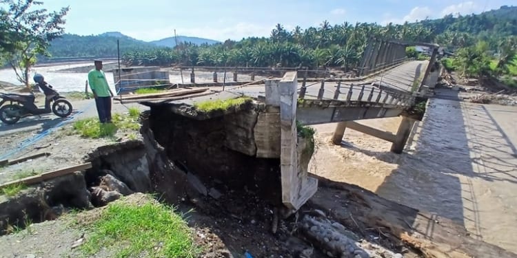 Dampak Banjir Jembatan Alue Limeng Bireuen Ambruk