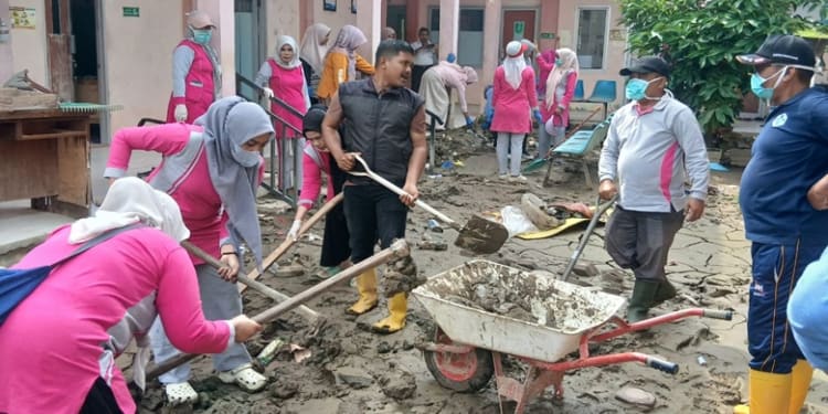Staf Puskesmas Jeunieb Gotong-royong Bersihkan Lumpur Banjir di Puskesmas Kutablang