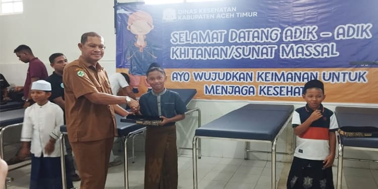 Akhir Tahun Dinkes Aceh Timur Sunat Puluhan Anak Kurang Mampu