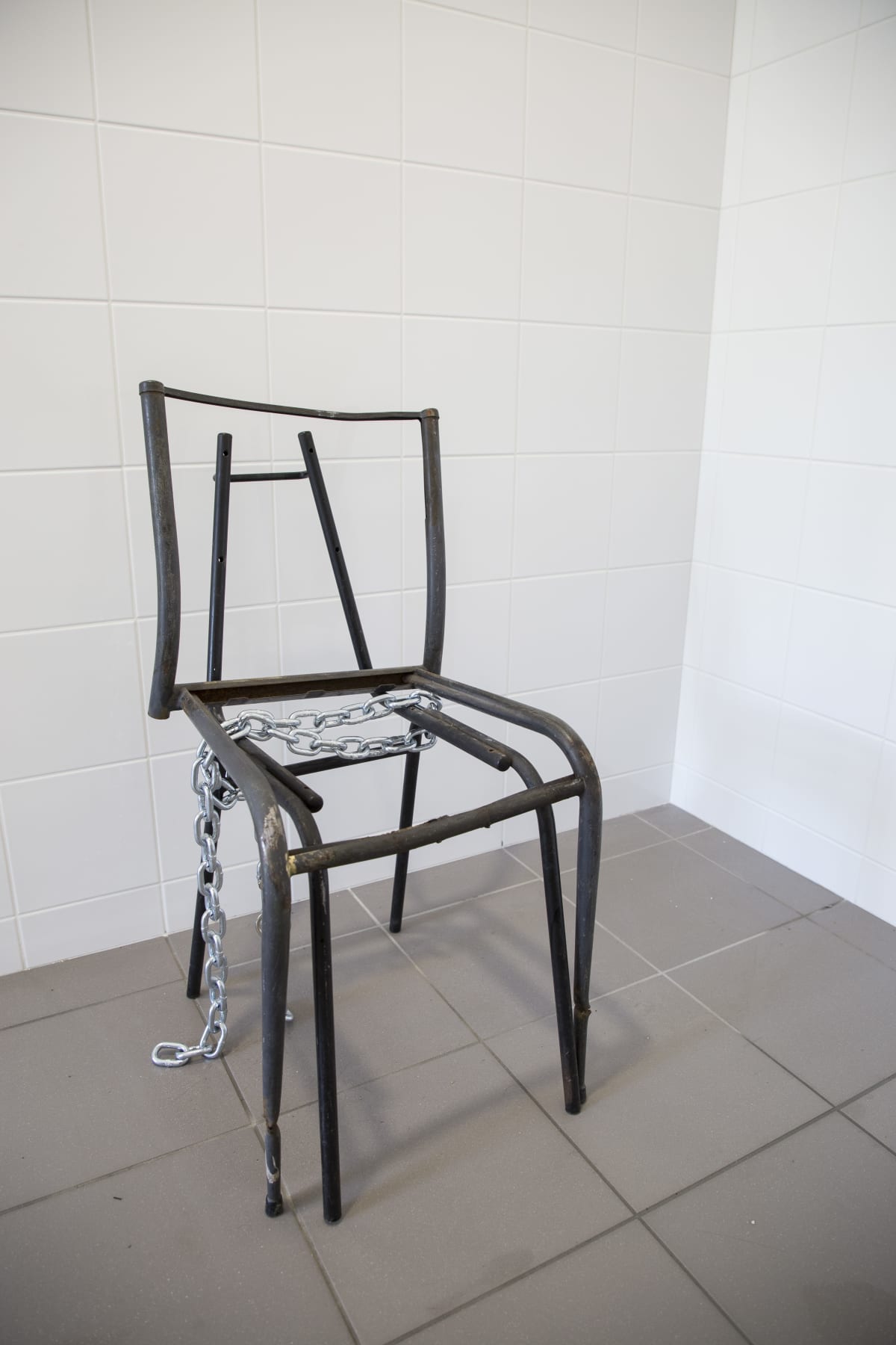 Chamber of a Loosing Chain and Unknown Temperature installation view