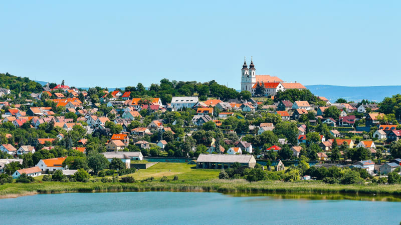 Over Kli-bassenget til Tihany-halvya