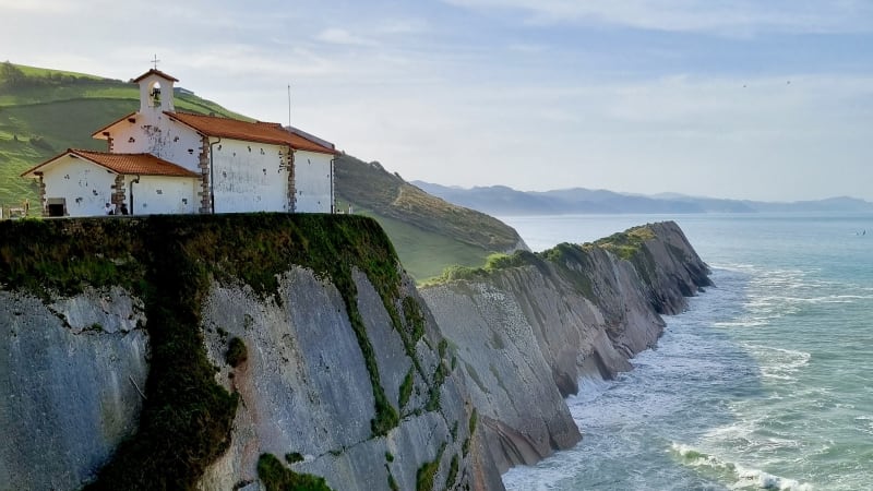 Fra Zumaia med fantastisk utsikt langs flysh-klipper til Deba