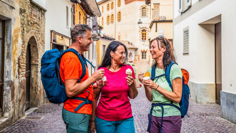 Langs vinmarker og forbi panoramautsikter tilbake til Alba