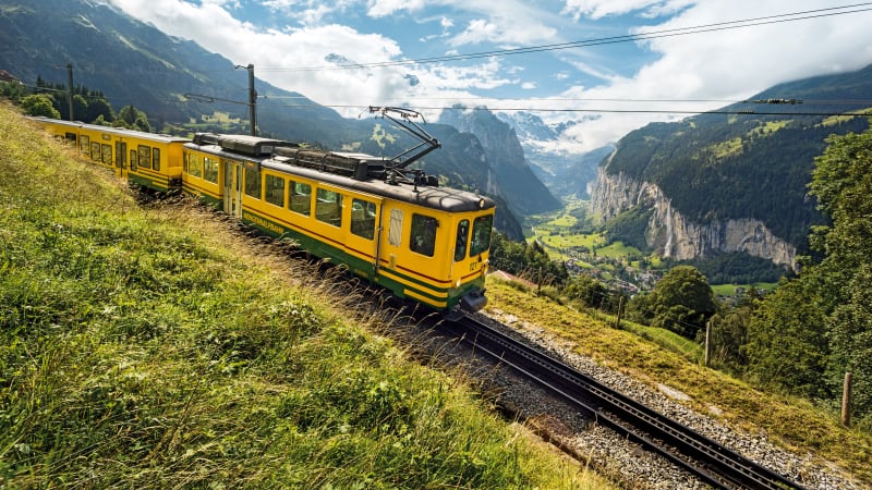 Fjelltog og taubane til Mrren, og vandring i vakkert alpint landskap