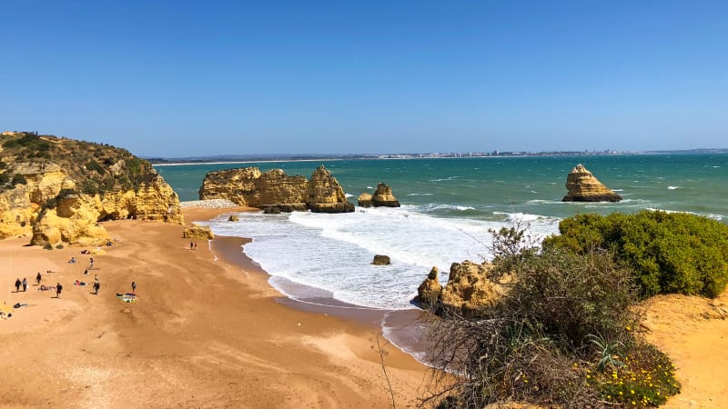Steinformasjoner og strandbarer på veien til Albufeira