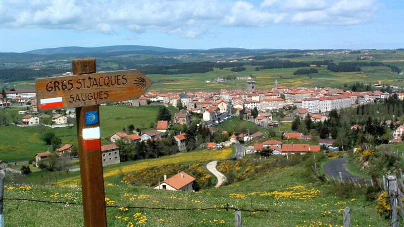 Fra St. Privat d'Allier ned i dal langs elva Allier og opp p slettene til Saugues