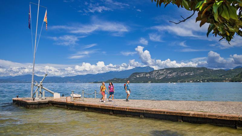 Langs østsiden av Gardajøen, forbi idylliske Lazise og Bardolino, opp til Rocca di Garda