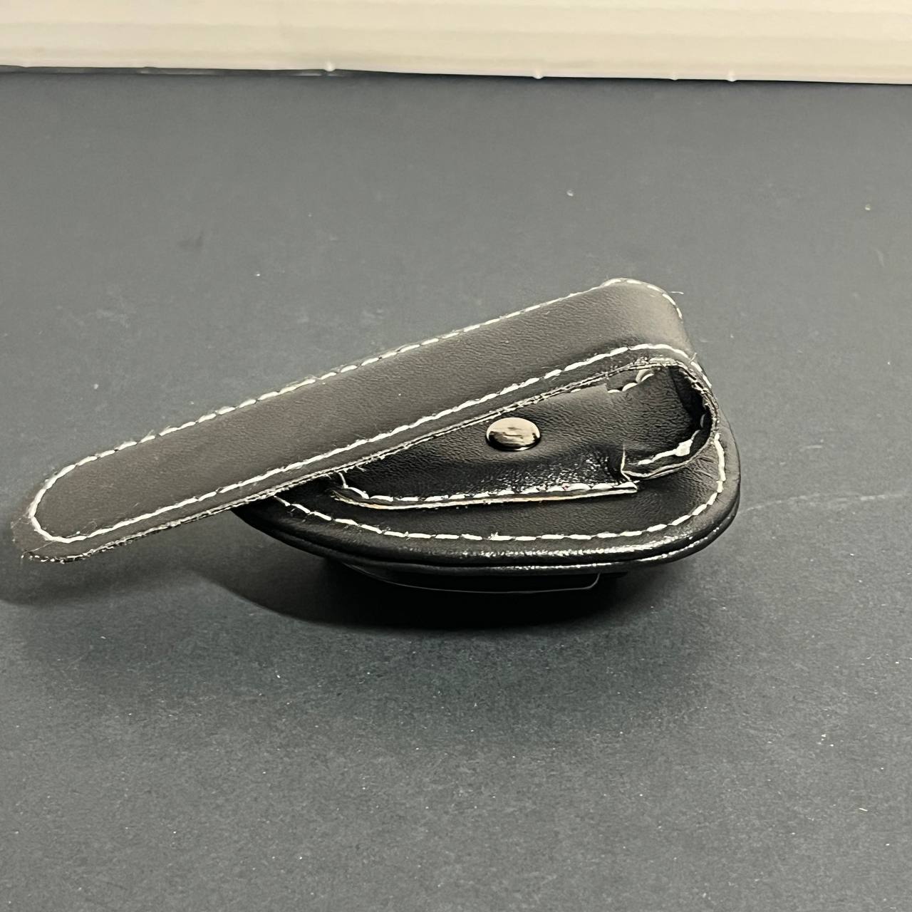 Clip Portagafas Premium para Visera de Auto | Estilo BMW Cuero PU | Soporte Organizador de Lentes