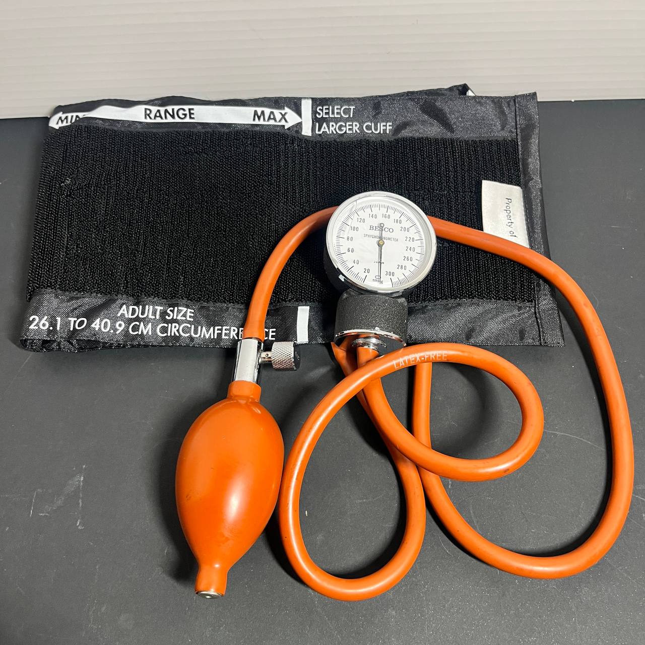 Esfigmomanómetro Aneroide Besco Adulto Brazo 26.1-40.9cm