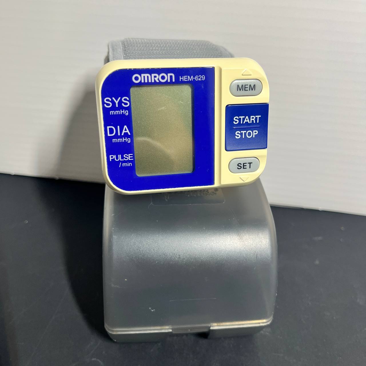 Monitor de Presión Arterial de Muñeca Omron HEM-629