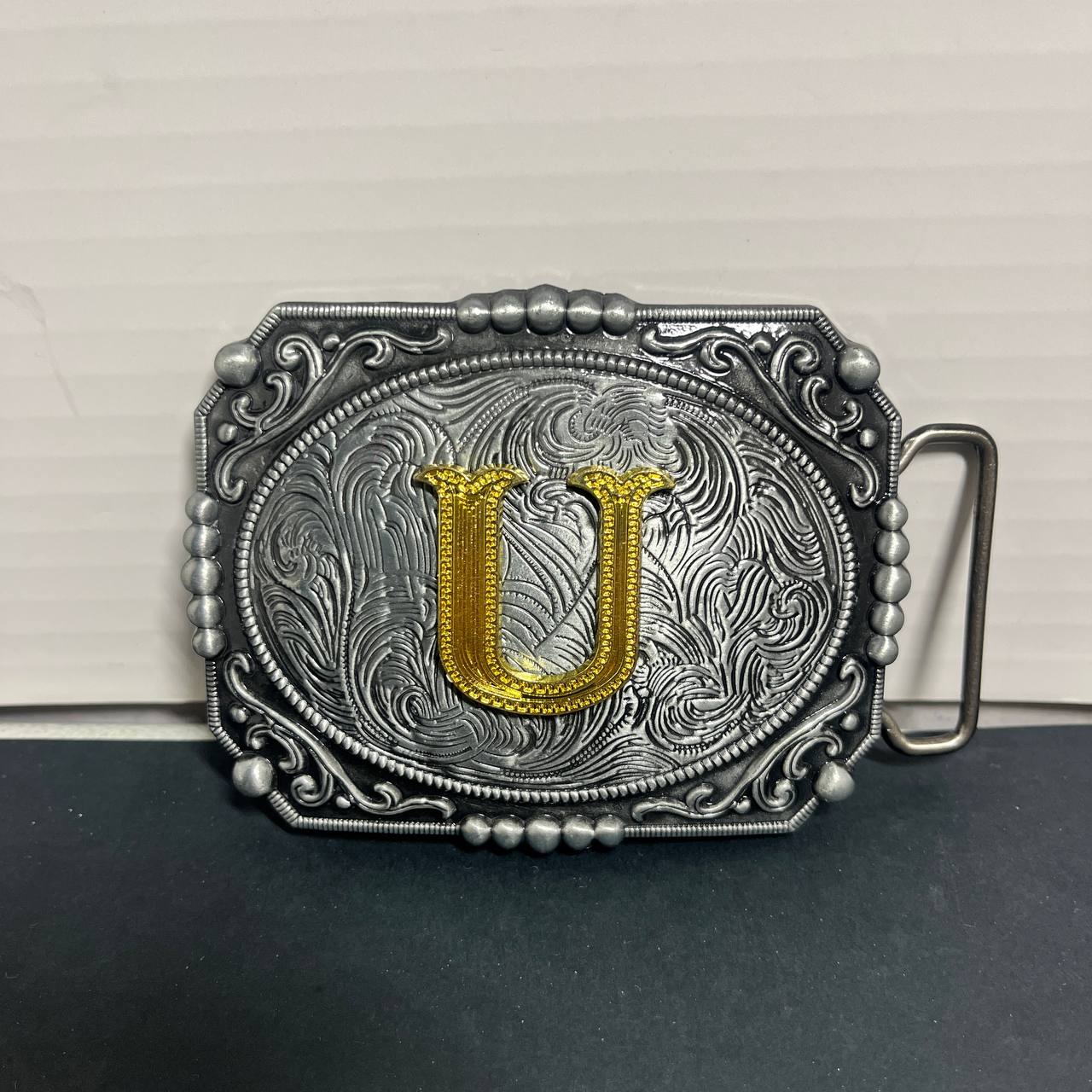 Hebilla de Cinturón Vaquera con Letra U Dorada y Relieve Plateado