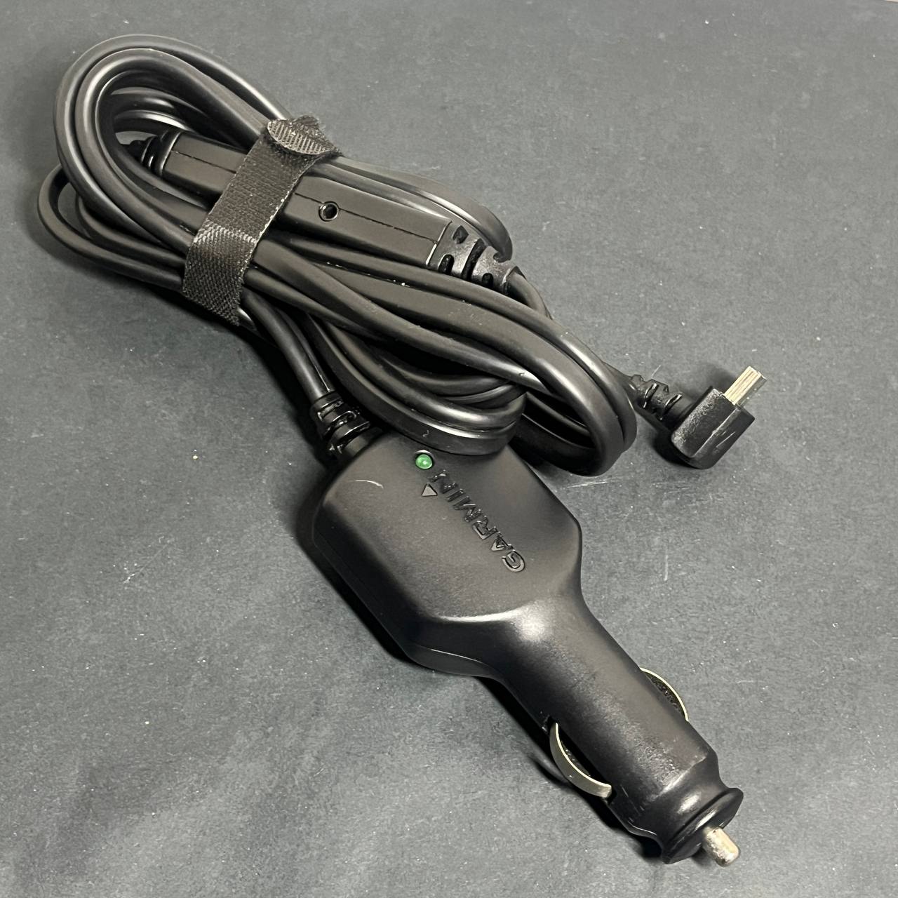 Cargador vehicular original Garmin con conector mini-USB angular