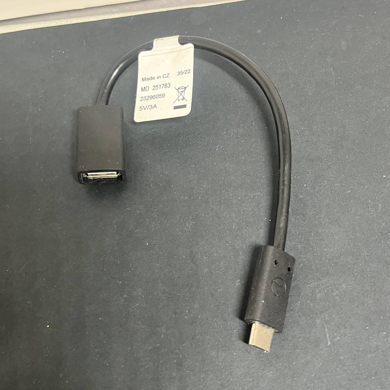 Adaptador USB-C a USB-A Hembra Original Mercedes-Benz 5V/3A