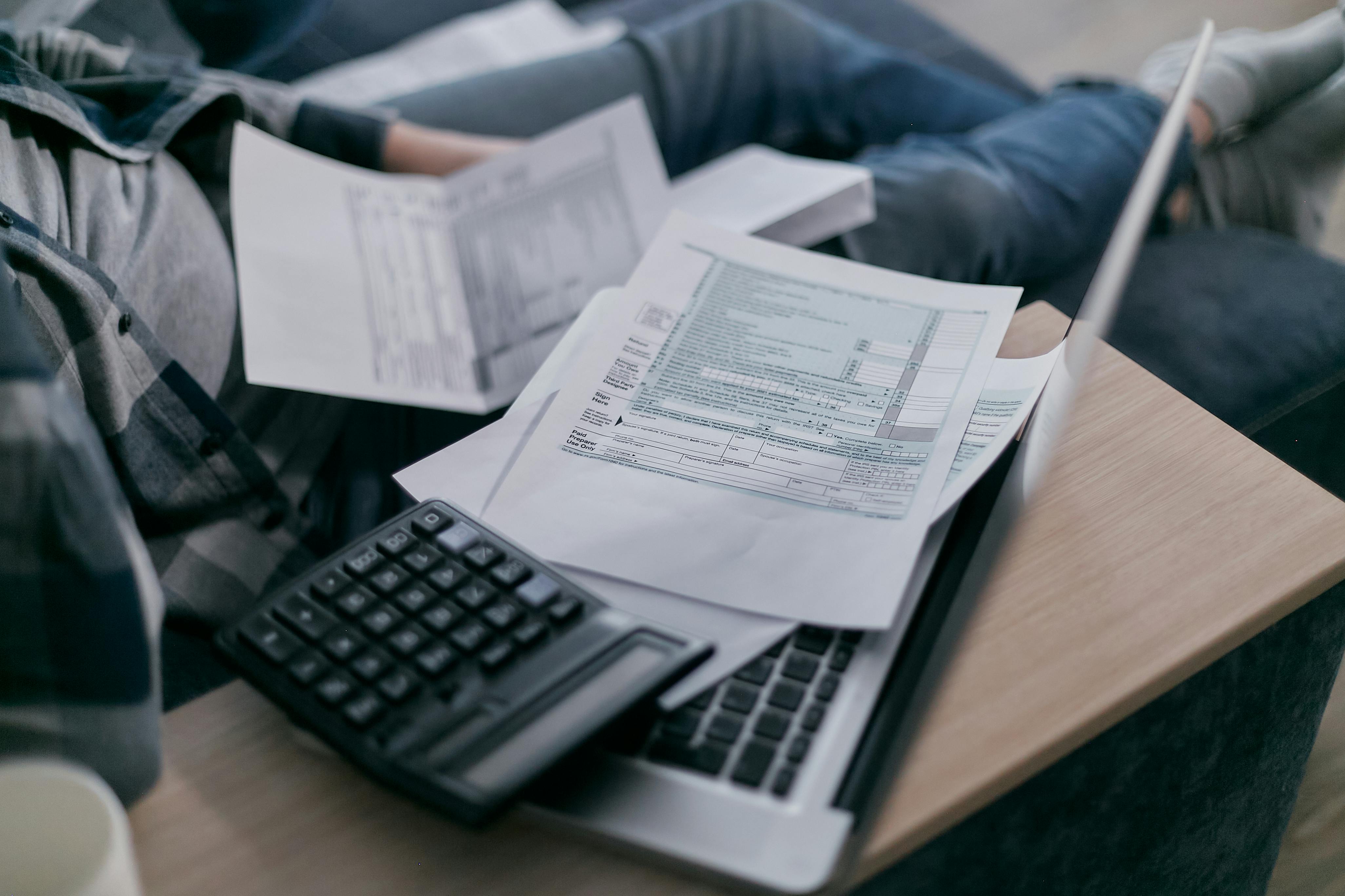 Online vs Traditional Invoicing: Choosing the Right Method for Your Business