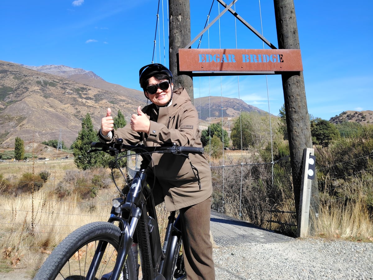 Customer giving a thumbs up at the Edgar Bridge crossing