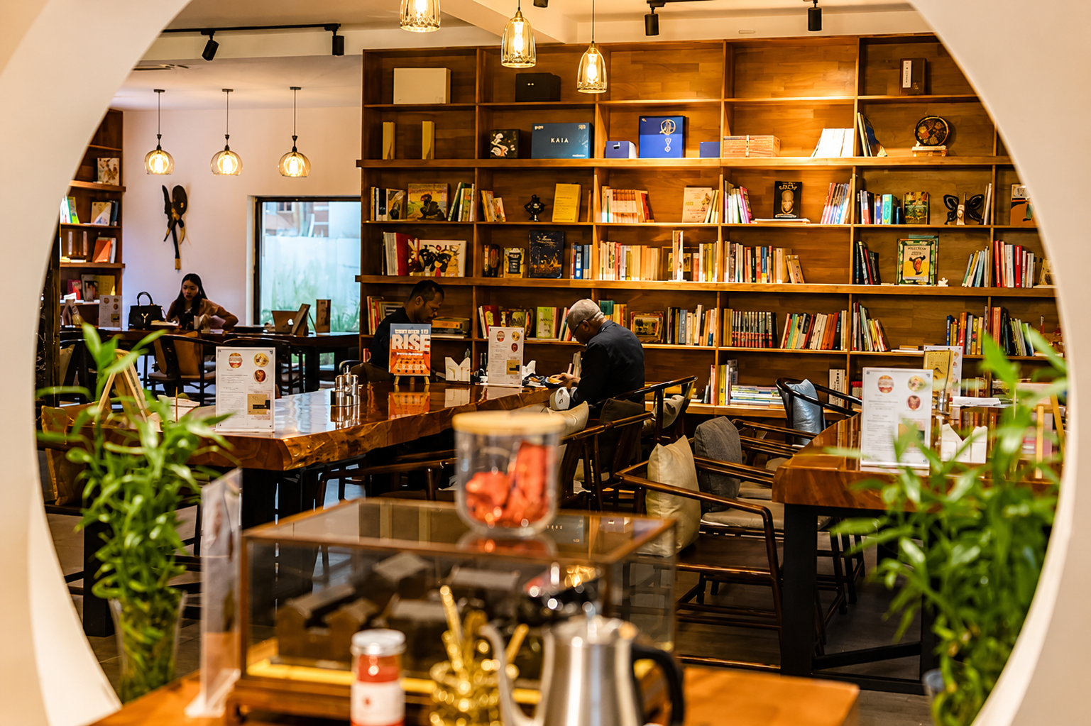 LOMO Coffee and Restaurant