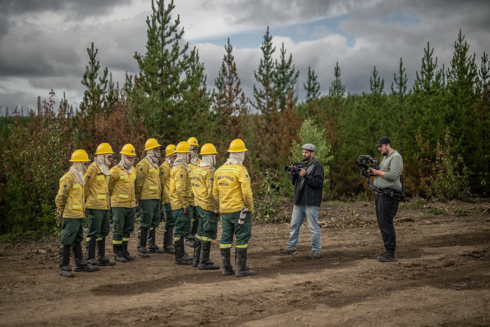 Kanada, 2023. Feuerwehrleute im verbrannten borealen Wald.