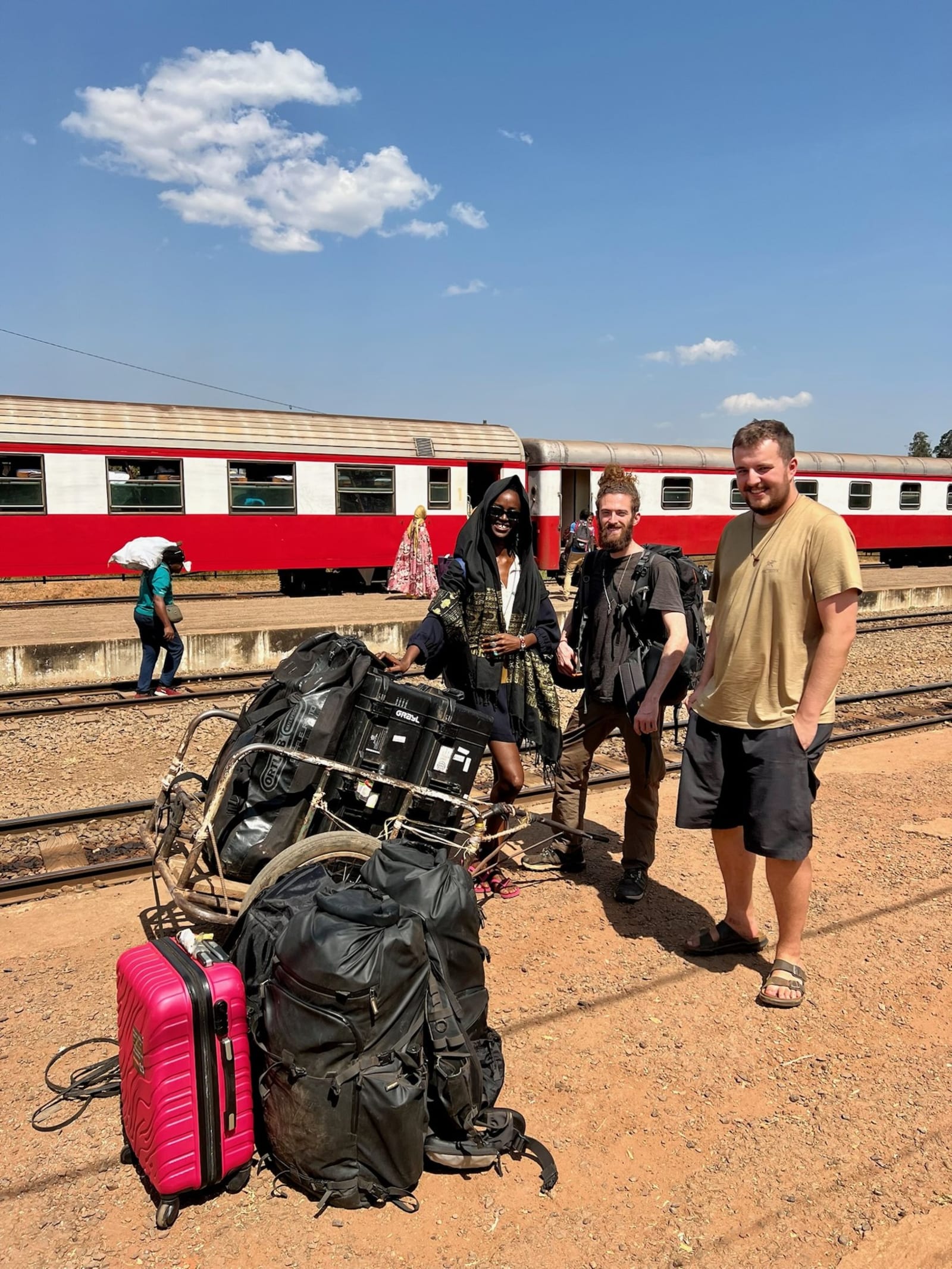 Alles, was wir hatten, auf dem Weg zum Zug. Kamerun, 2022.