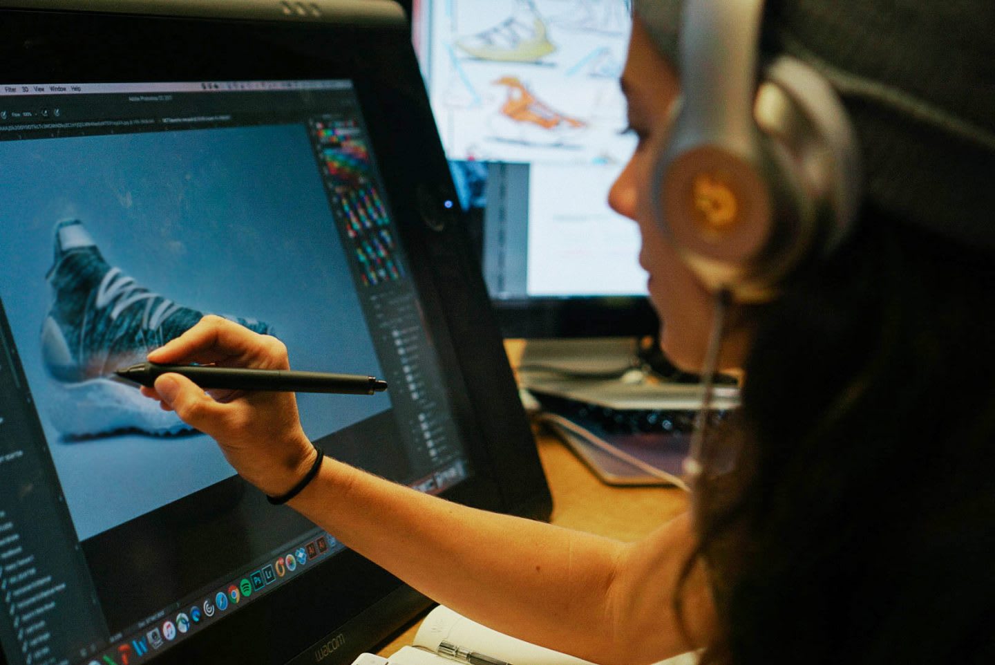A women is sketching a shoe on a laptop and works creative on a new innovation