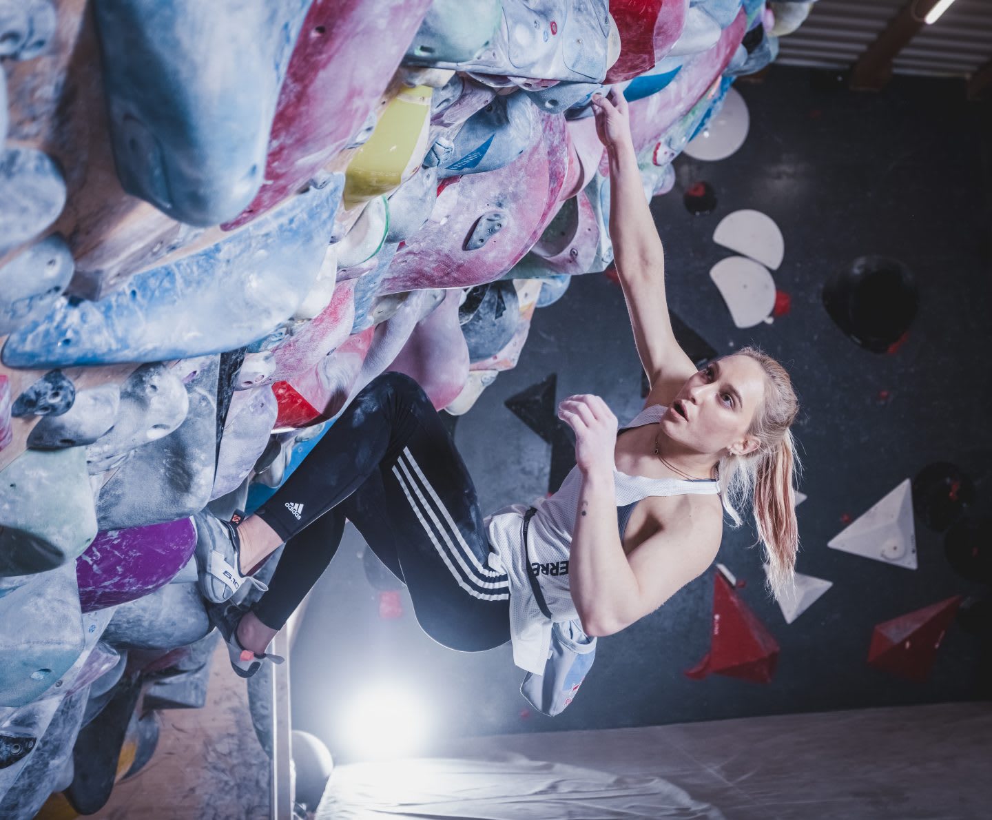 Janja Garnbret bouldering indoor. Janja Garnbret, climbing, bouldering, slovenian climbing team,