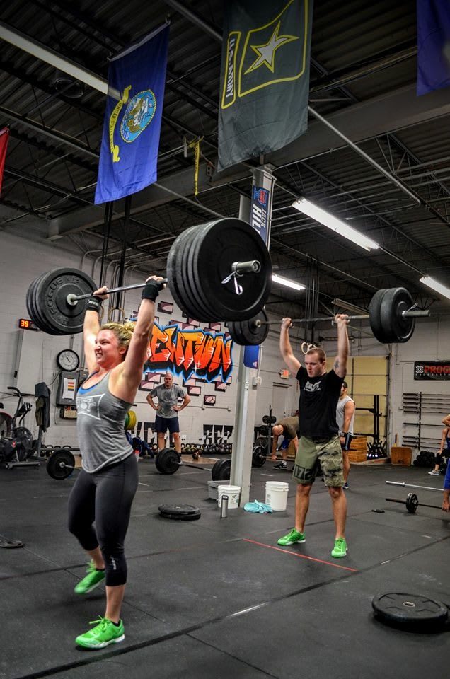 woman and man lifting weights why women should go to the weight room