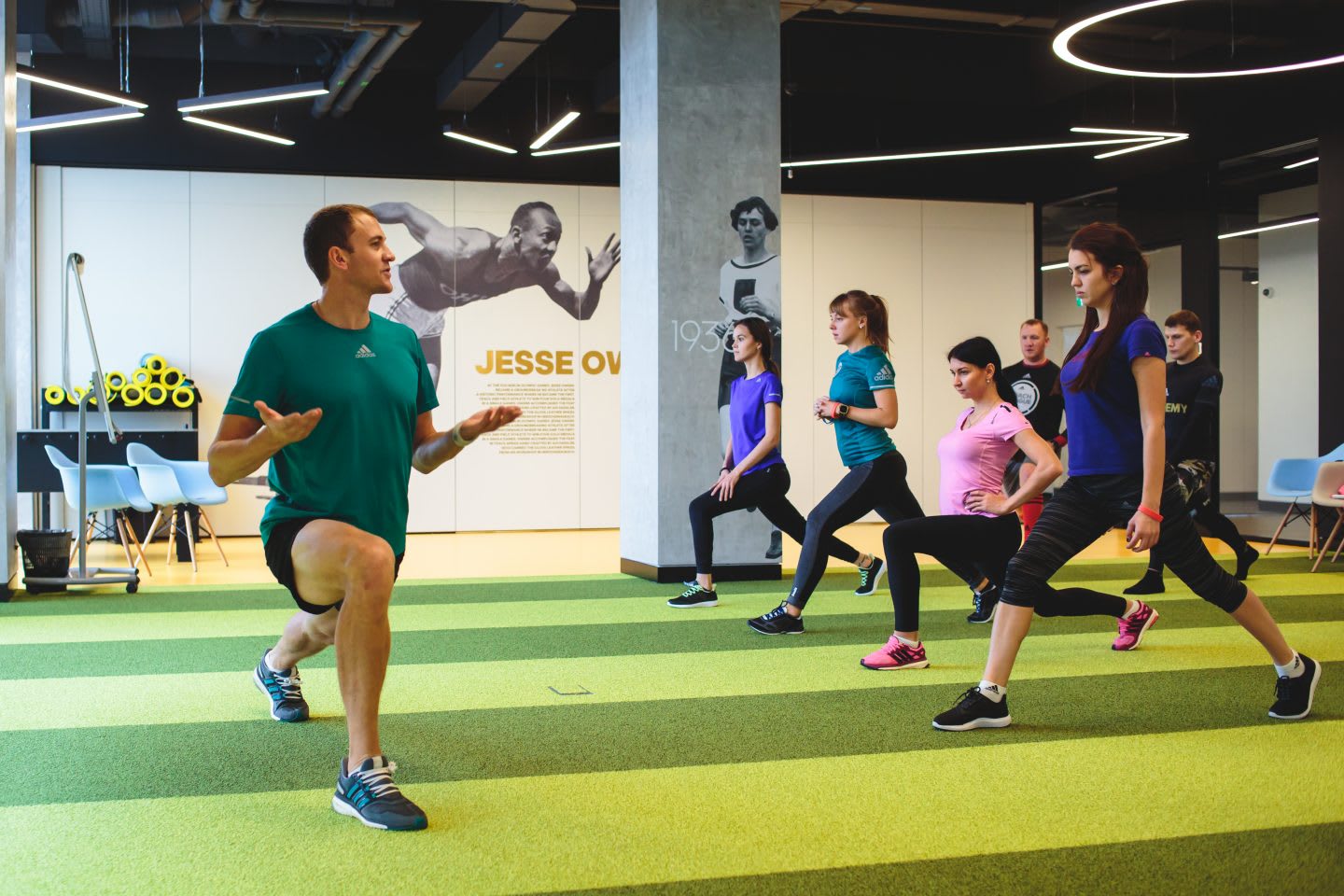 workout in the gym_keep-your-emotional-helth-in-shape-adidas_Russia-employee-workout
