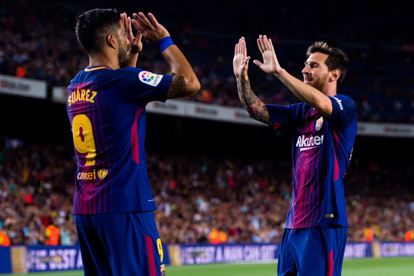 FC Barcelona v Chapecoense_football player_high five
