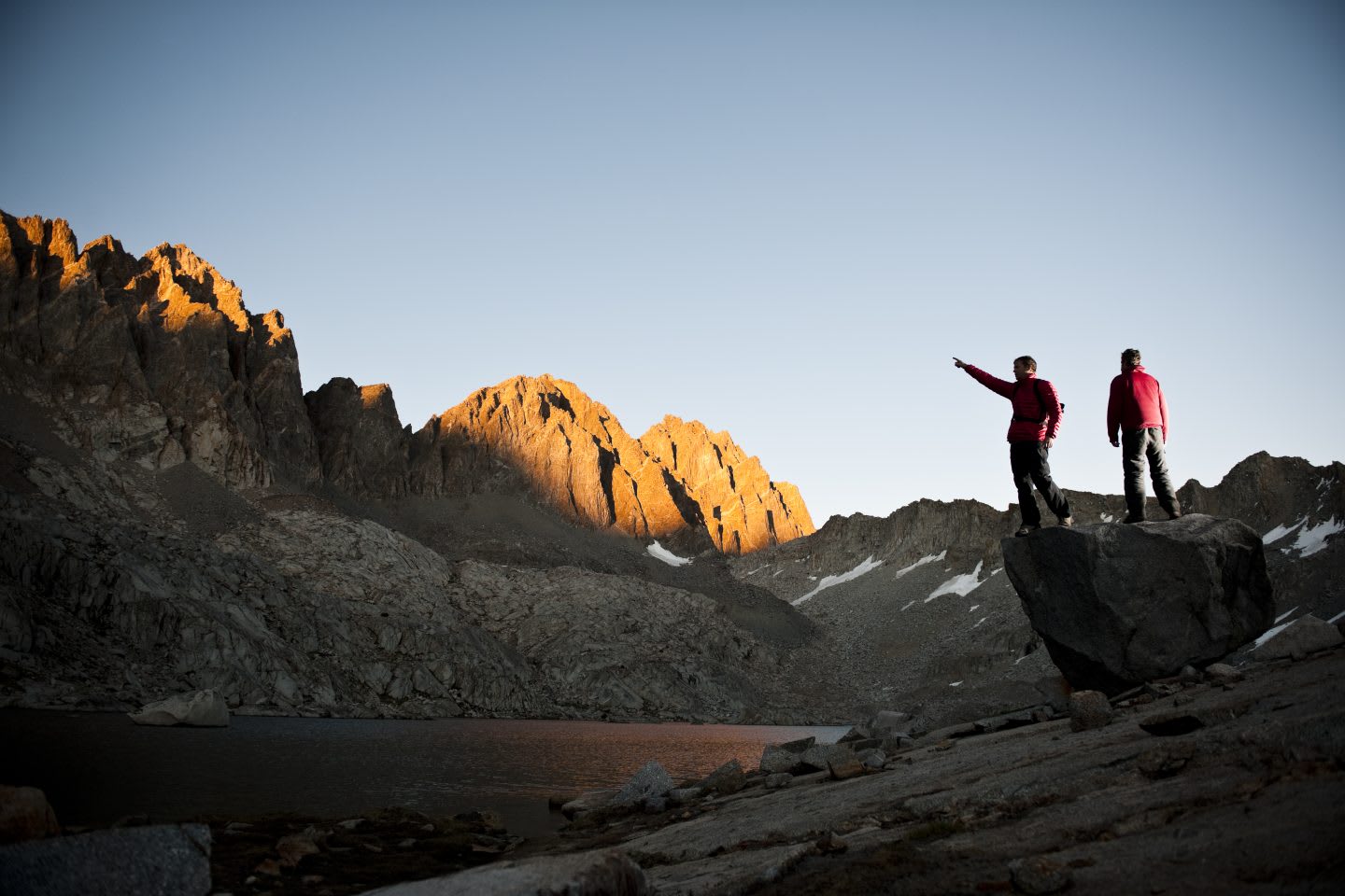 freedom_teamwork_hiking_montains_sunset_dessert