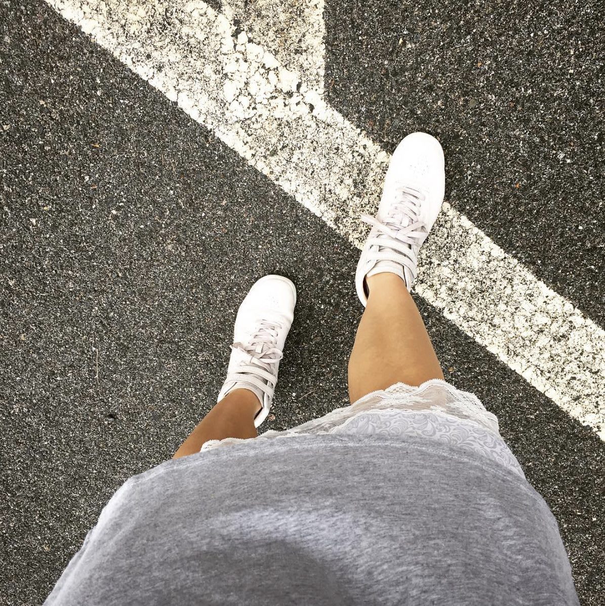 Picture from above on which you can see that the photographer is wearing white trainers and a casual grey dress