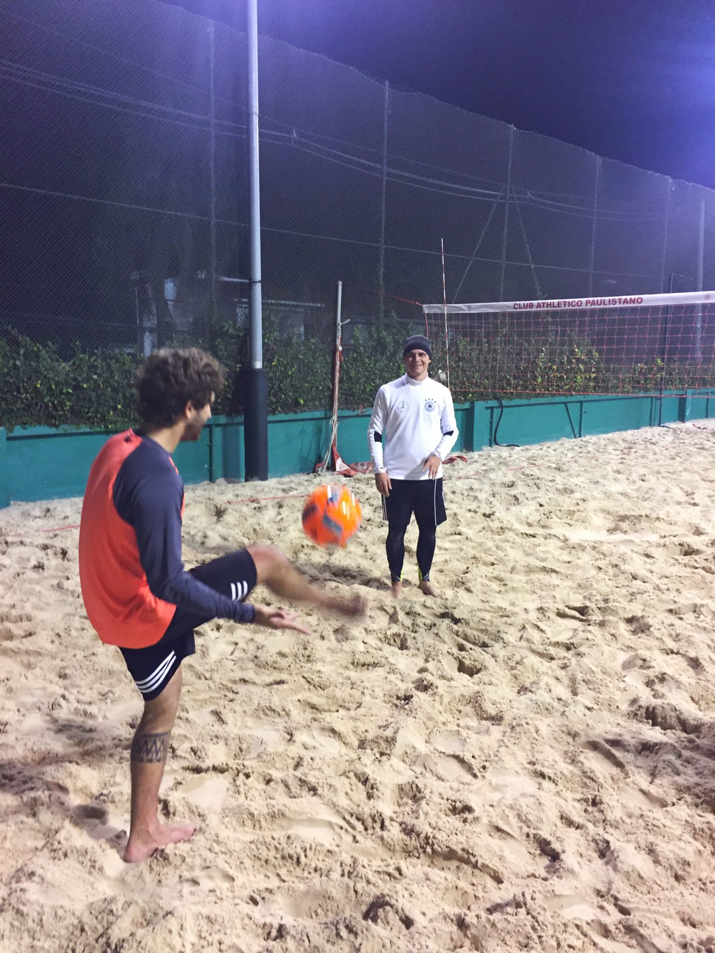 footvolley_teamsport_night_playing_together
