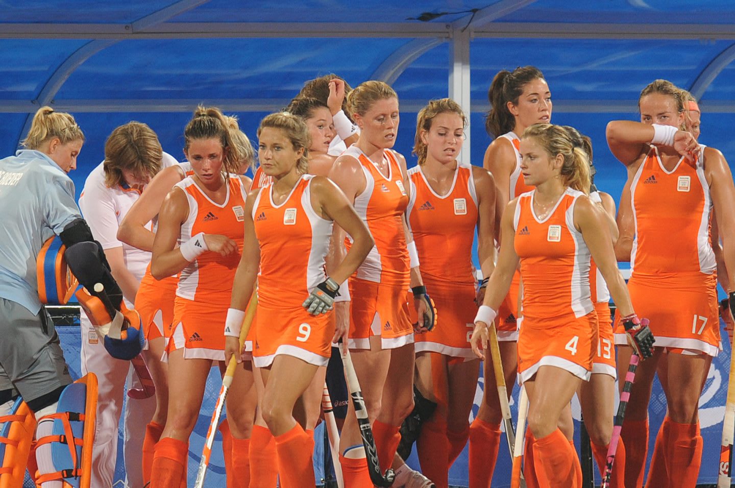 Picture of the Dutch women's hockey team waering their orange dresses