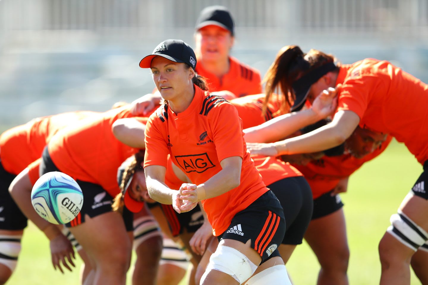 SYDNEY, AUSTRALIA - AUGUST 16: Les Elder of the Black Ferns passes during a New Zealand Black Ferns training session at Coogee Oval on August 16, 2018 in Sydney, Australia.