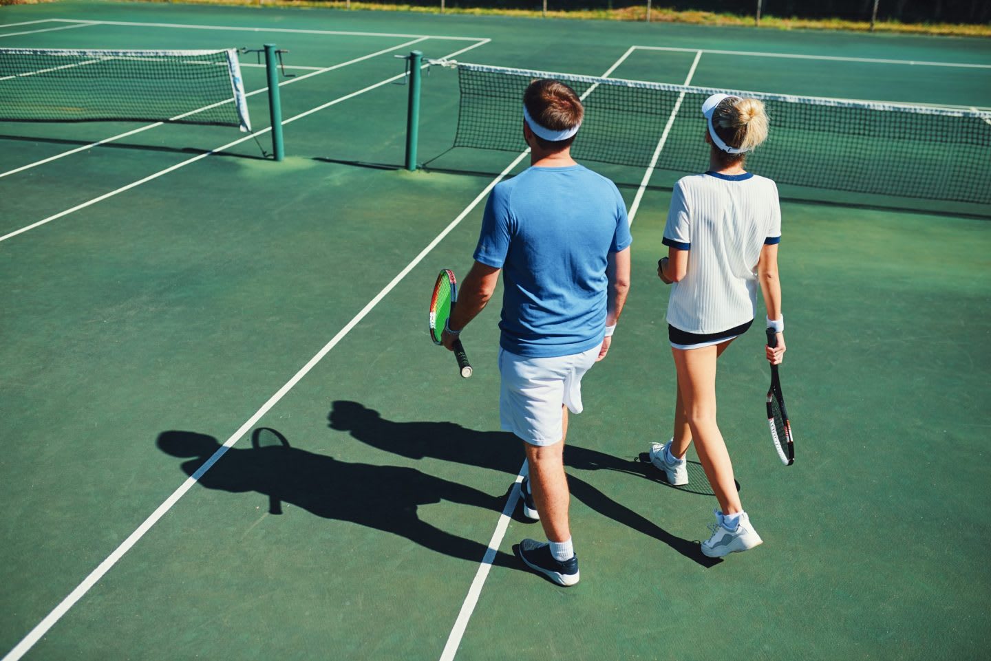 Man and woman walking on a tenn