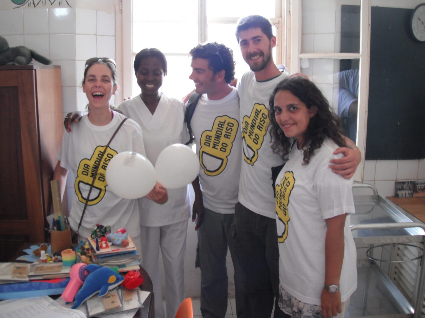 Five people standing there ina row giving a smile to the camera after visiting a hospital in San Tomé and Principe.