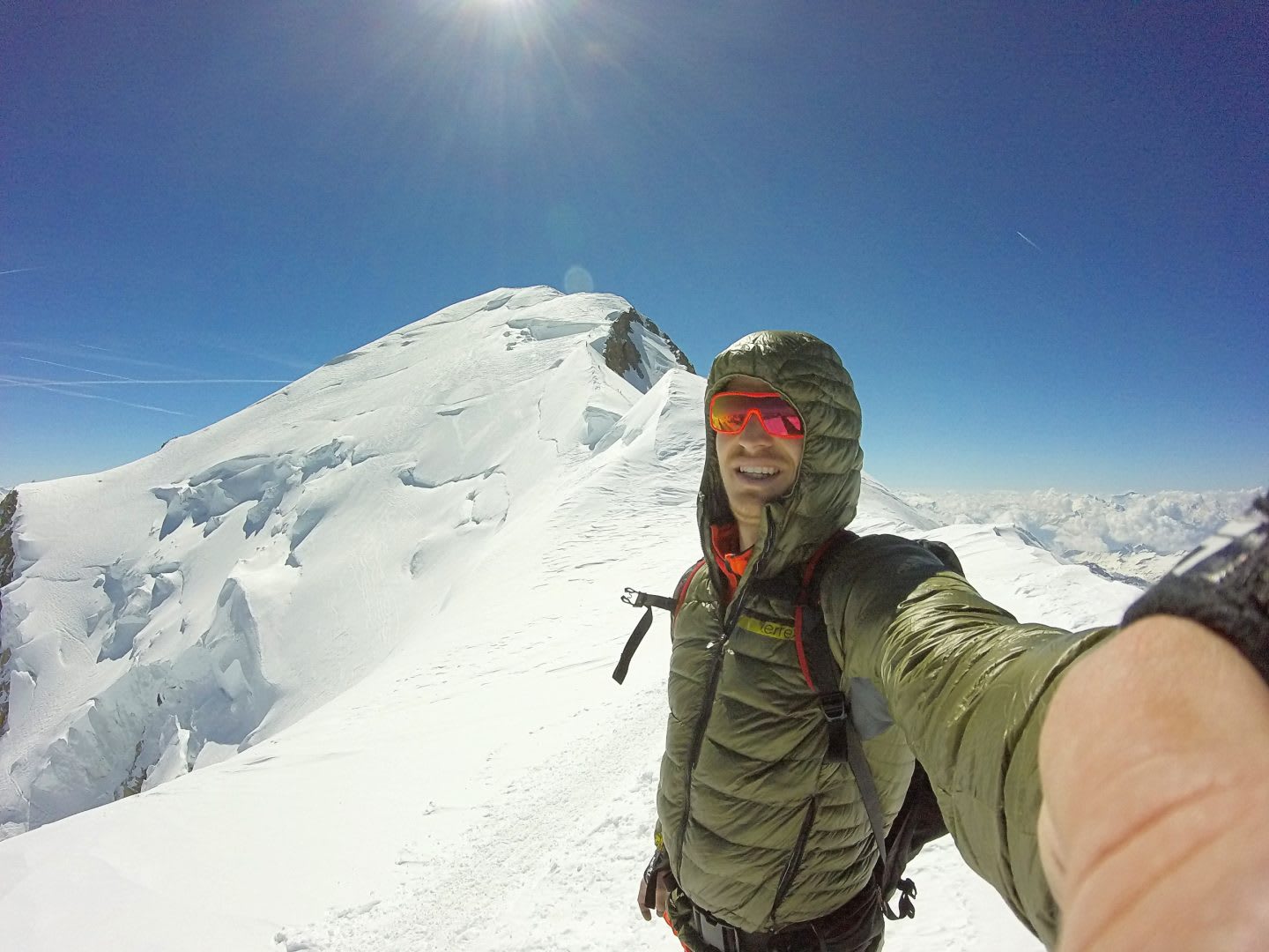 Marcel taking a selfie in front of Mount Blanc's top. In the background you can see the snowy peak.