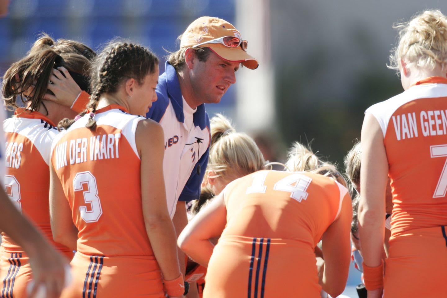 Hockey coach Marc Lammers is coaching the Dutch women's team. Marc and his players are gathered in a circle.