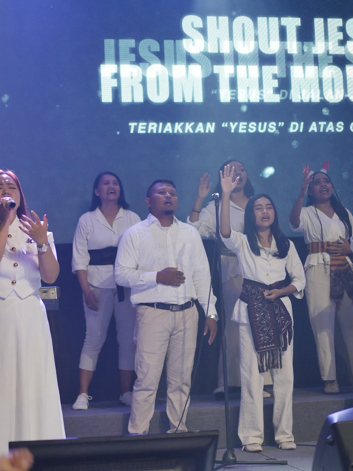 Bali sunday choir worshipping