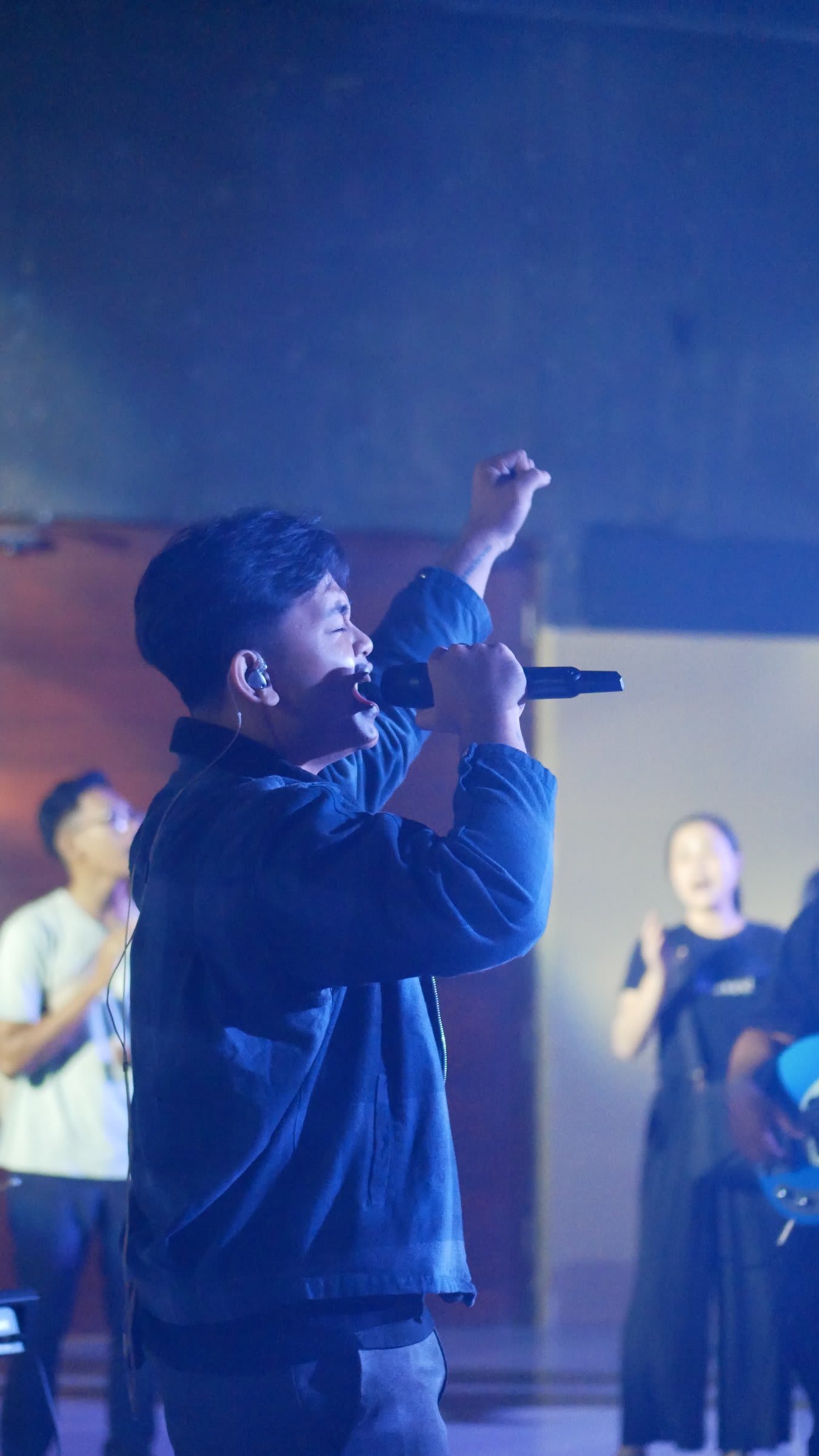 Bali Sunday - male worship leader