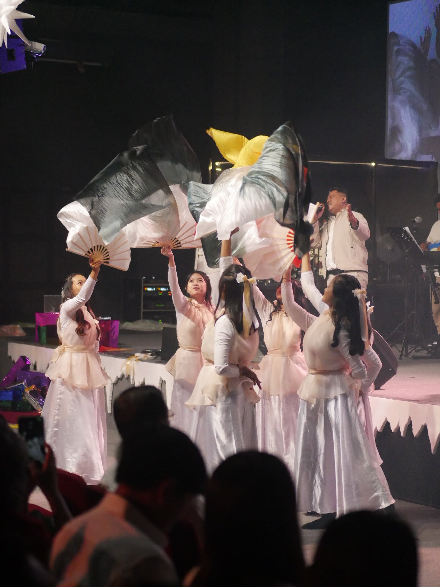Bali women dance item with fans