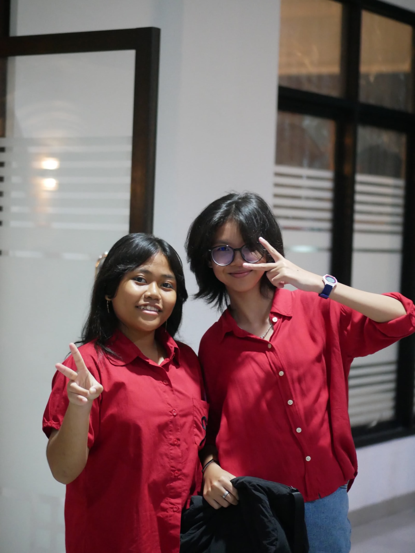 bali 2 women taking photo smiling peace sign