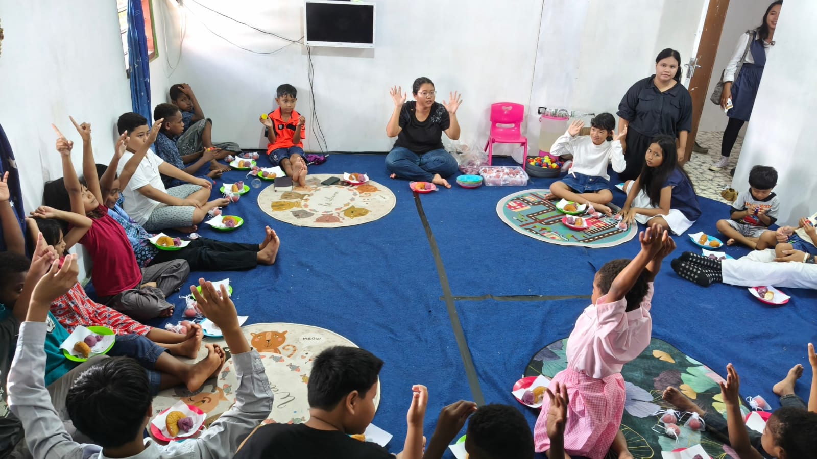 cemai kids eating food together