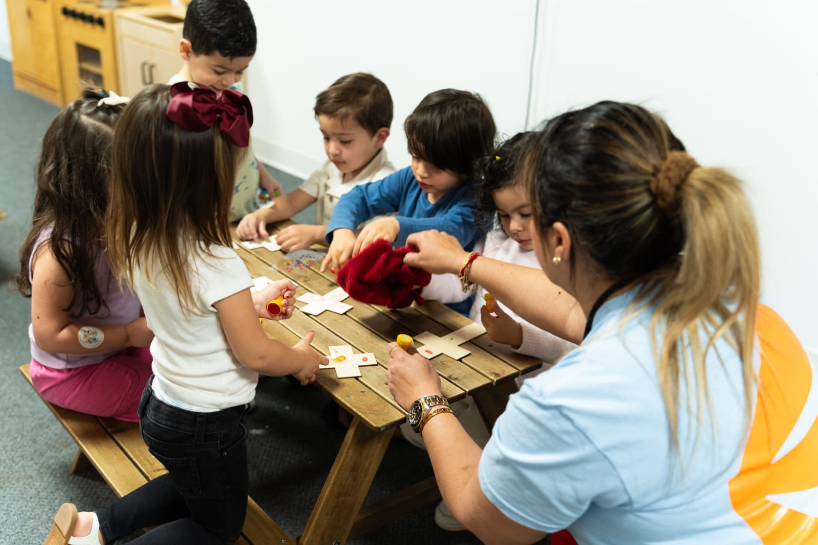 Children doing crafts at a table / duluth