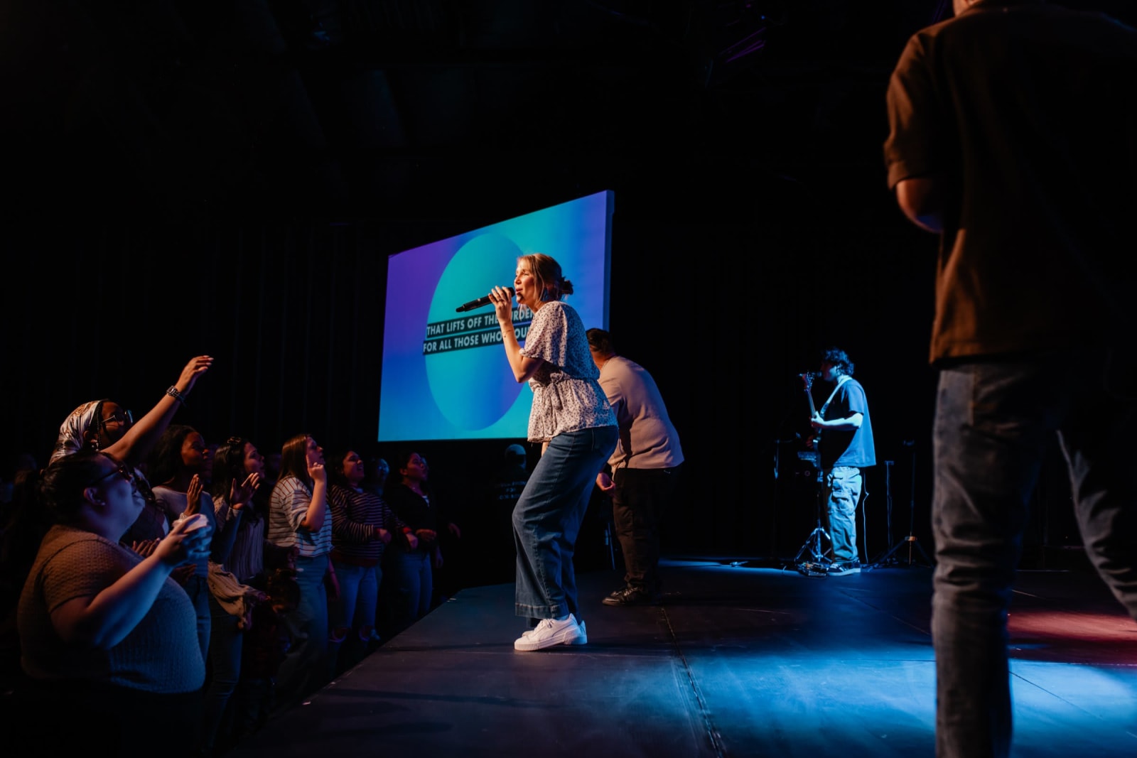 chloe evans leading praise / Gwinnett + Stage