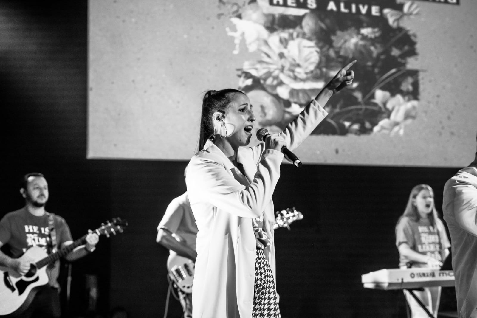 female worship singer leading black and white photo / kennesaw