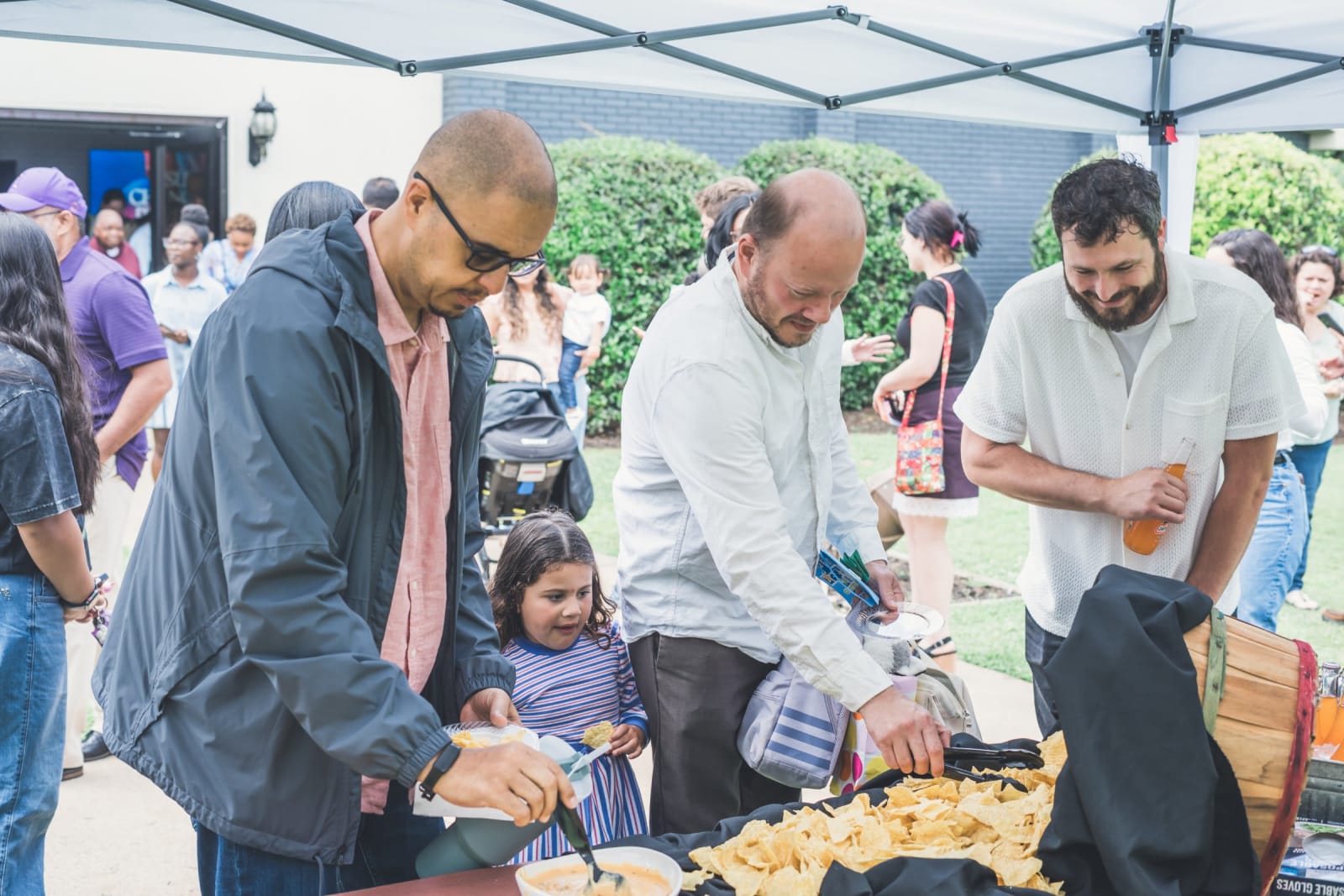 people at outdoor food table / kennesaw