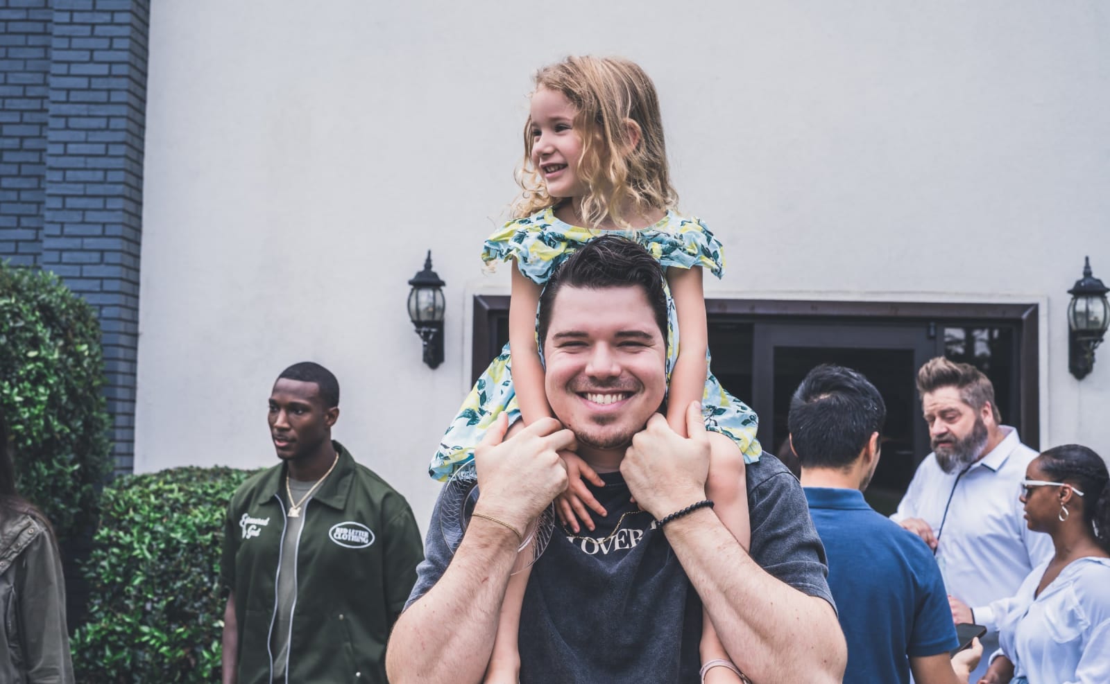 man with young girl on his shoulders / kennesaw