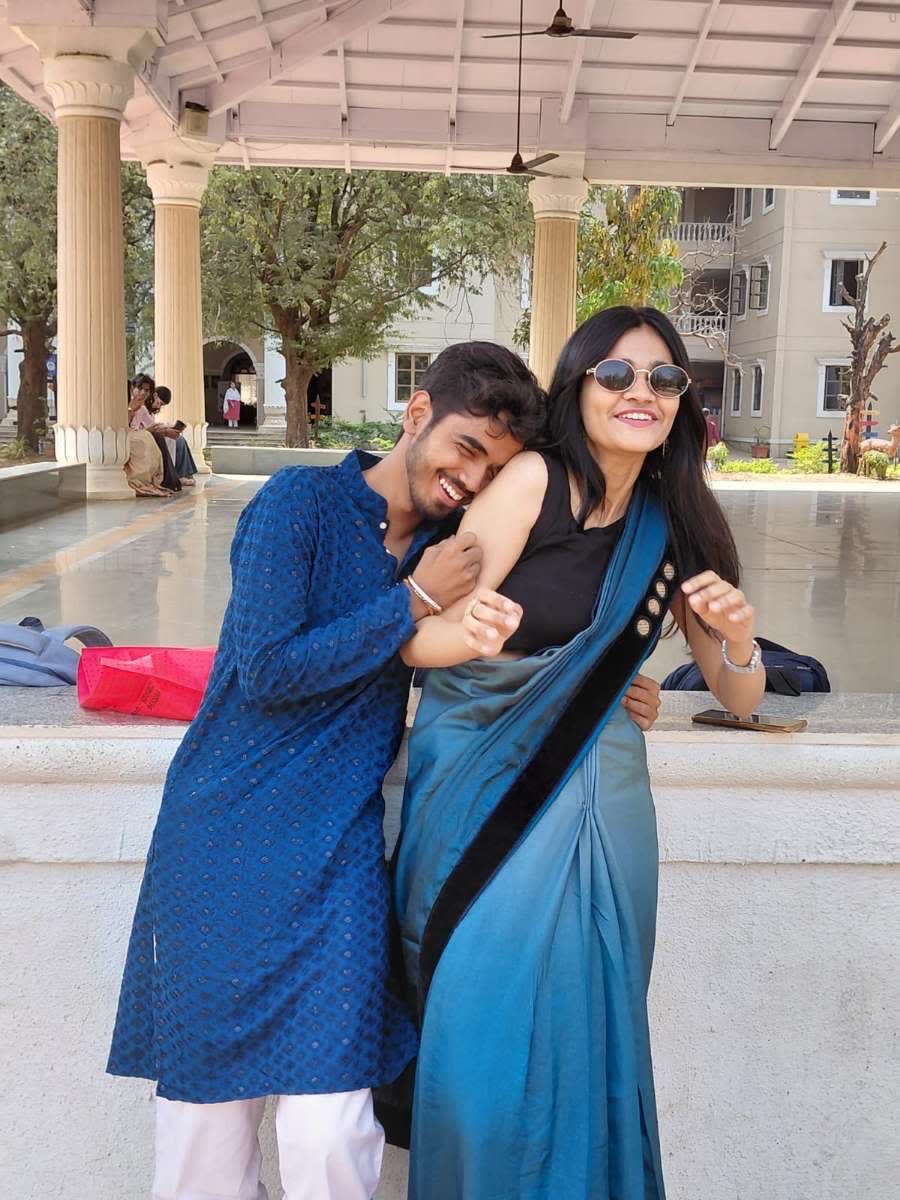 DekhO kaise mai tumhare uppar he gir raha hun π
π